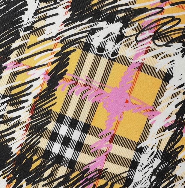 👉🏻 burberry经典系列小方巾，真丝触感值得拥有。