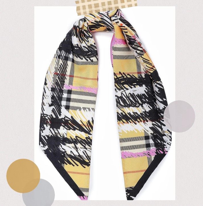 👉🏻 burberry经典系列小方巾，真丝触感值得拥有。