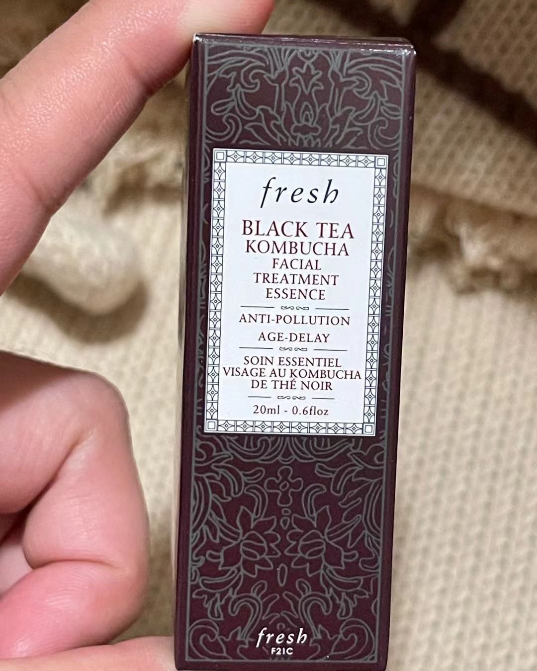 前段时间家里护肤品用完了，于是在抽屉里找出来这款红茶水，这是