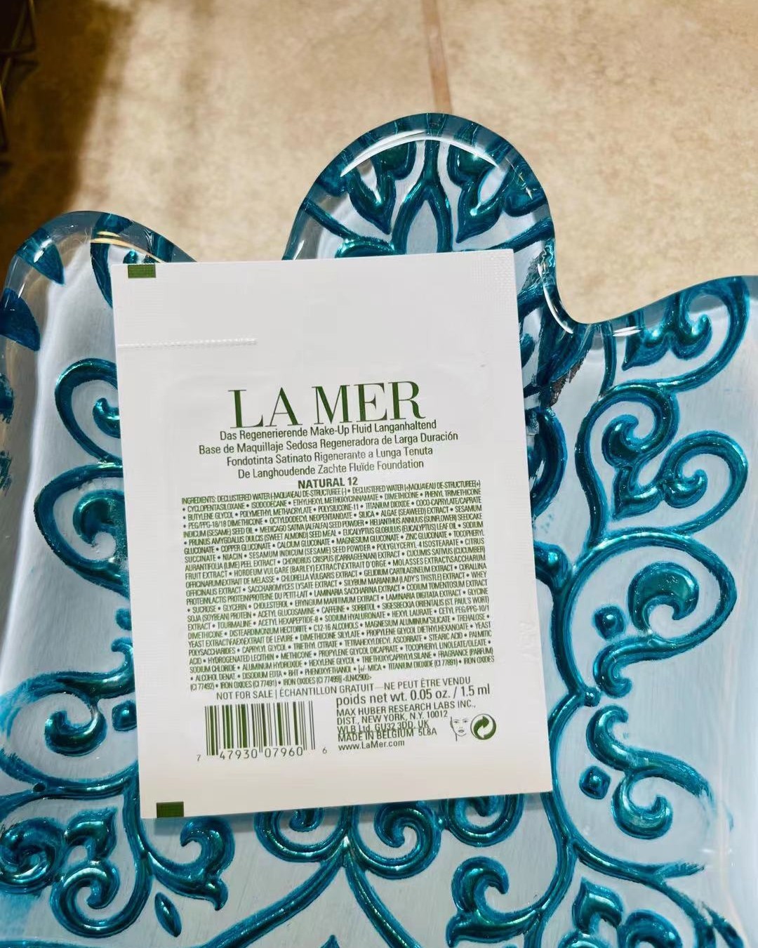 全新的海蓝之谜鎏光焕变粉底液，轻若无感，自然通透，润泽光彩，