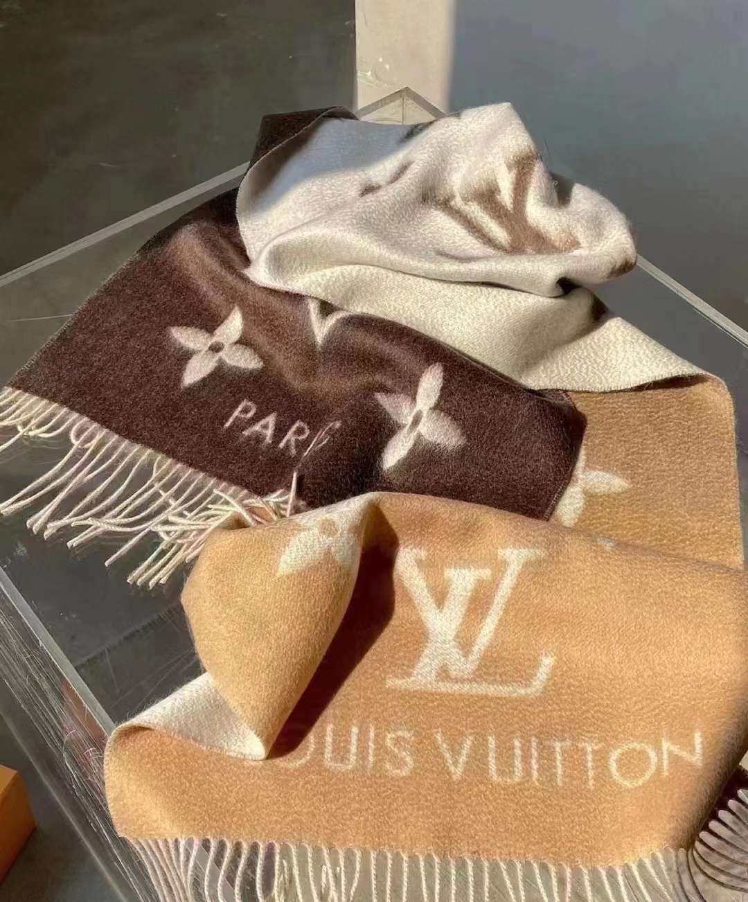 LV在途  LV 经典渐变羊绒围巾🧣 焦糖奶茶色渐变太美了