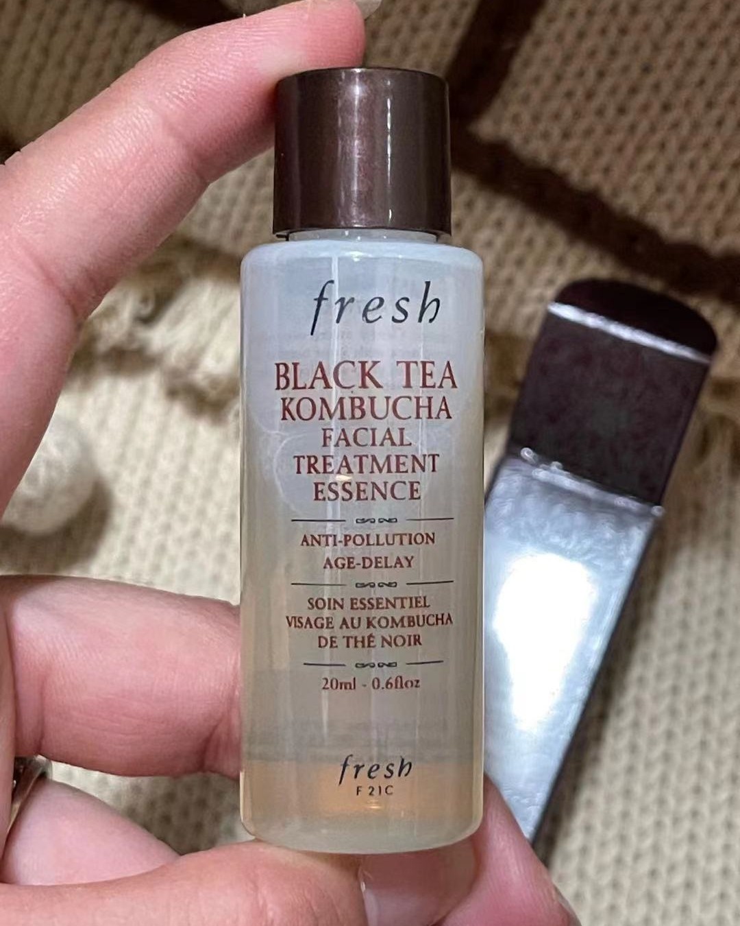 前段时间家里护肤品用完了，于是在抽屉里找出来这款红茶水，这是