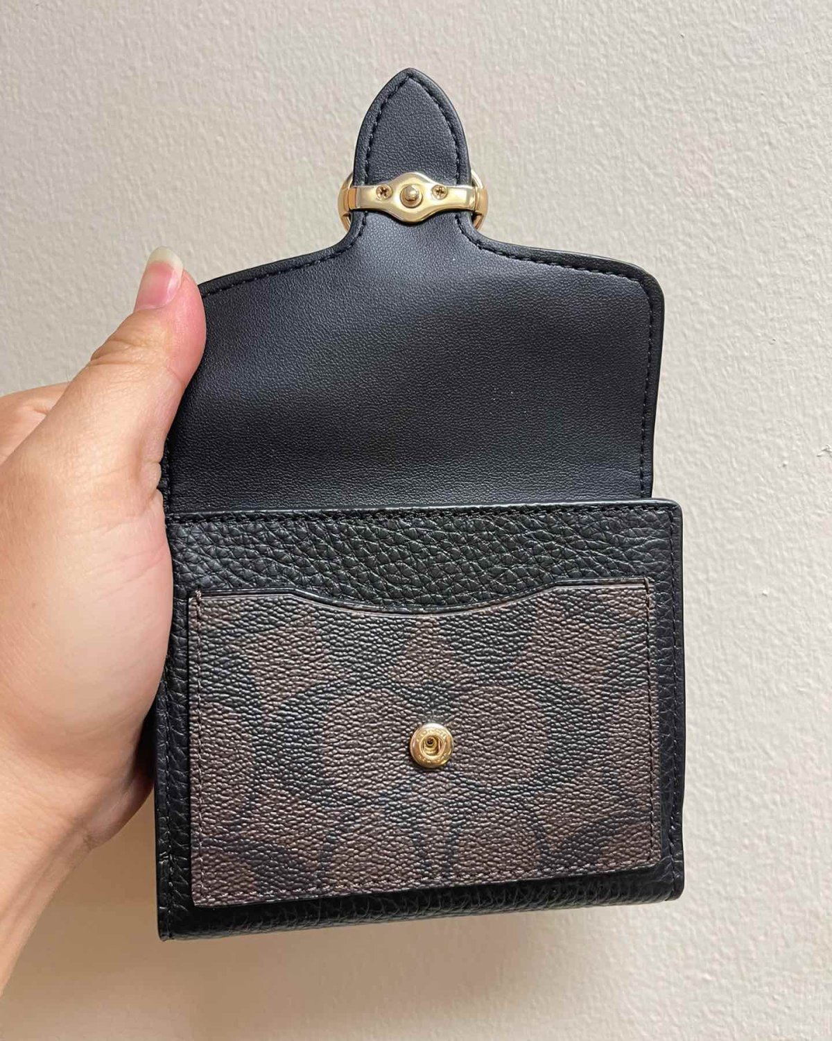 一个可以包装的小钱包， 单独用也很好看. 弄个链条挂里面斜挎