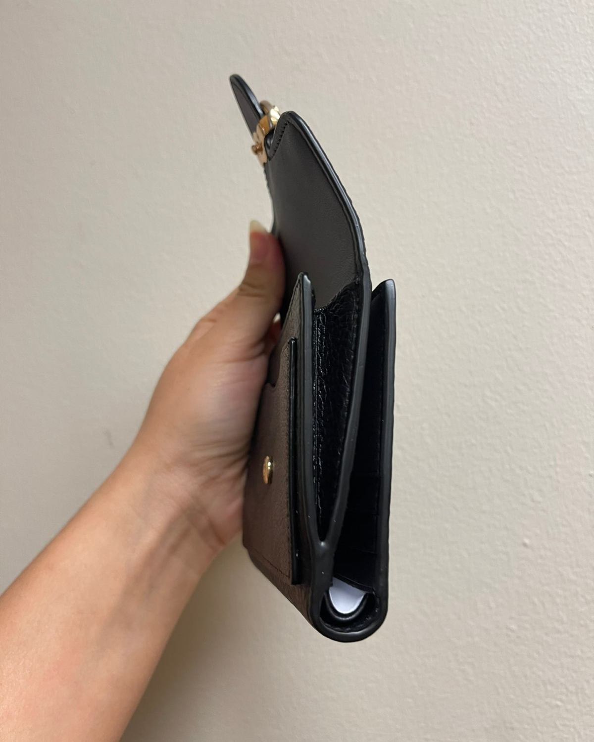 一个可以包装的小钱包， 单独用也很好看. 弄个链条挂里面斜挎