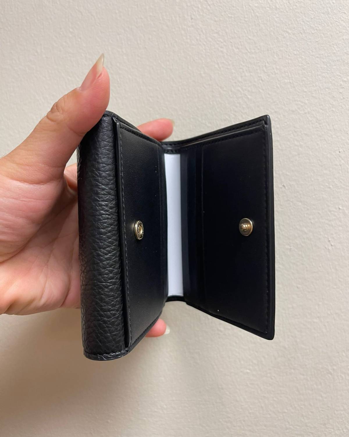 一个可以包装的小钱包， 单独用也很好看. 弄个链条挂里面斜挎