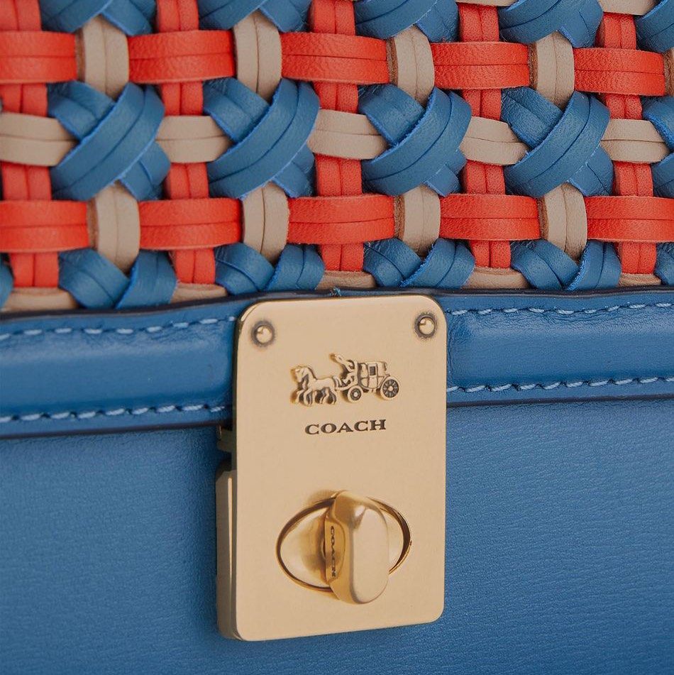 👉🏻 coach哈顿编织信封包，自古红蓝出cp。  🔴