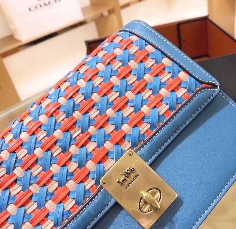 👉🏻 coach哈顿编织信封包，自古红蓝出cp。  🔴
