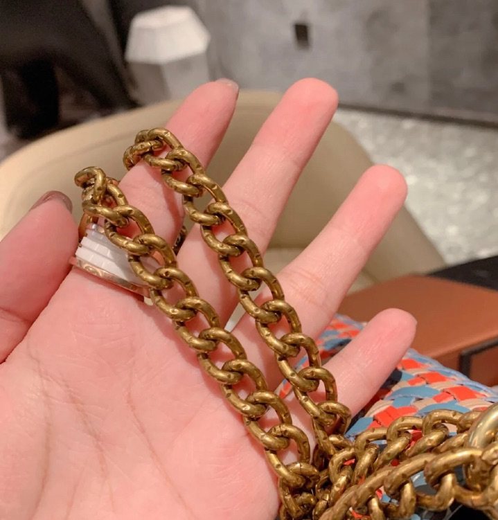 👉🏻 coach哈顿编织信封包，自古红蓝出cp。  🔴