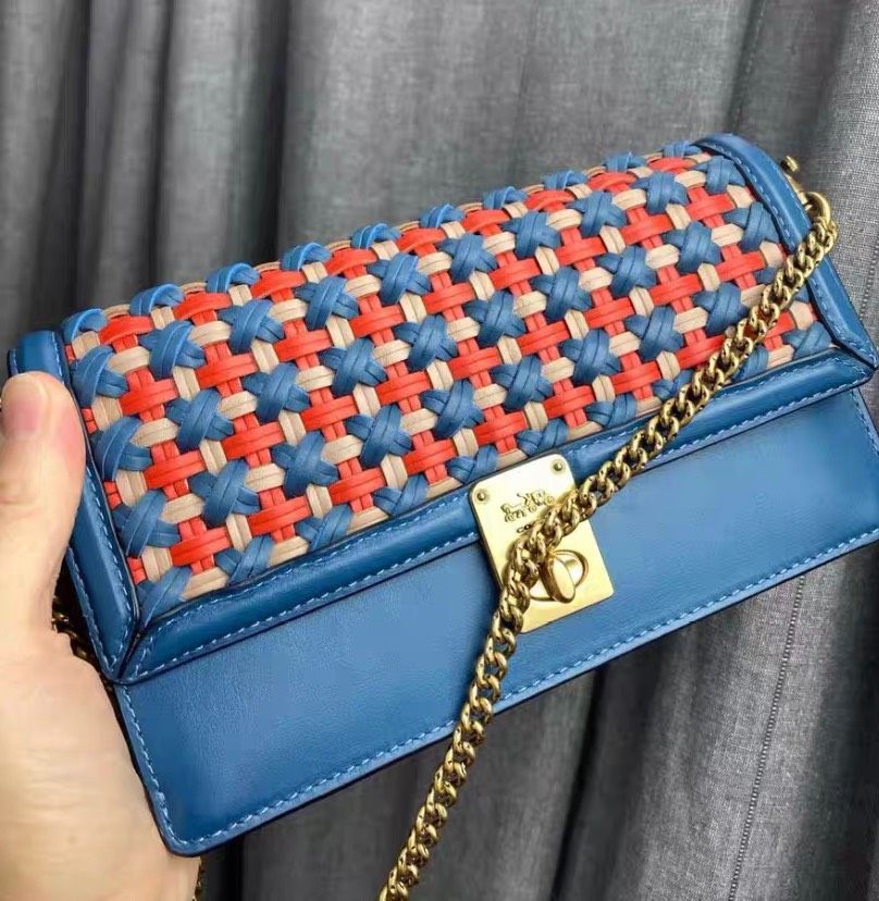 👉🏻 coach哈顿编织信封包，自古红蓝出cp。  🔴