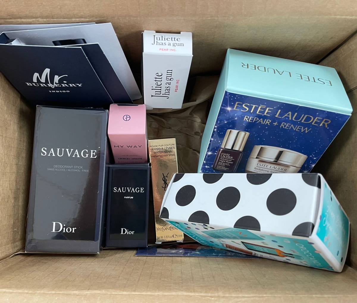 🎉这一箱由三个订单组成，分别为： ▪️雅诗兰黛官网的生日礼