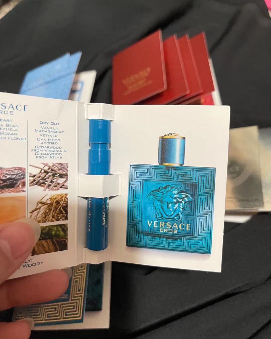 香水的颜色是蓝色混合的一种新的颜色，EROS将会成为男性香水