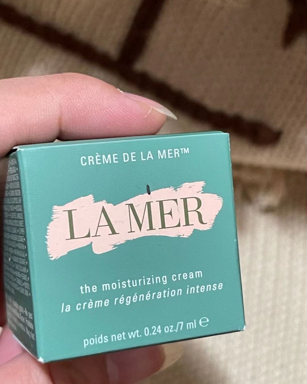 我很喜欢它的外包装，颜值很高，小瓷瓶，沉甸甸的非常有质感  