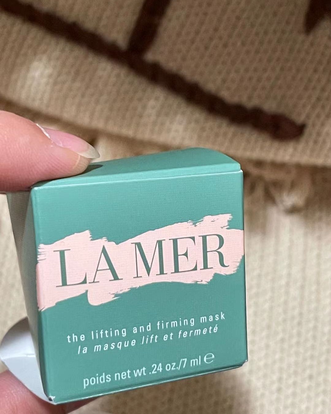 这款海蓝之谜面膜个人觉得真的超级好用。  它的功效主打：抗皱