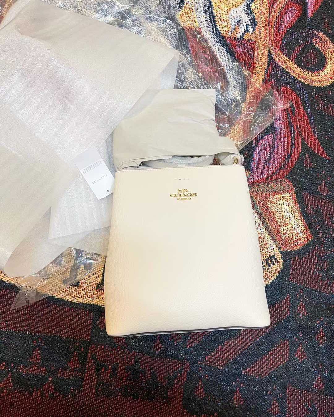 我的小白coach开箱了，是不是很漂亮的包包，这款包包是co