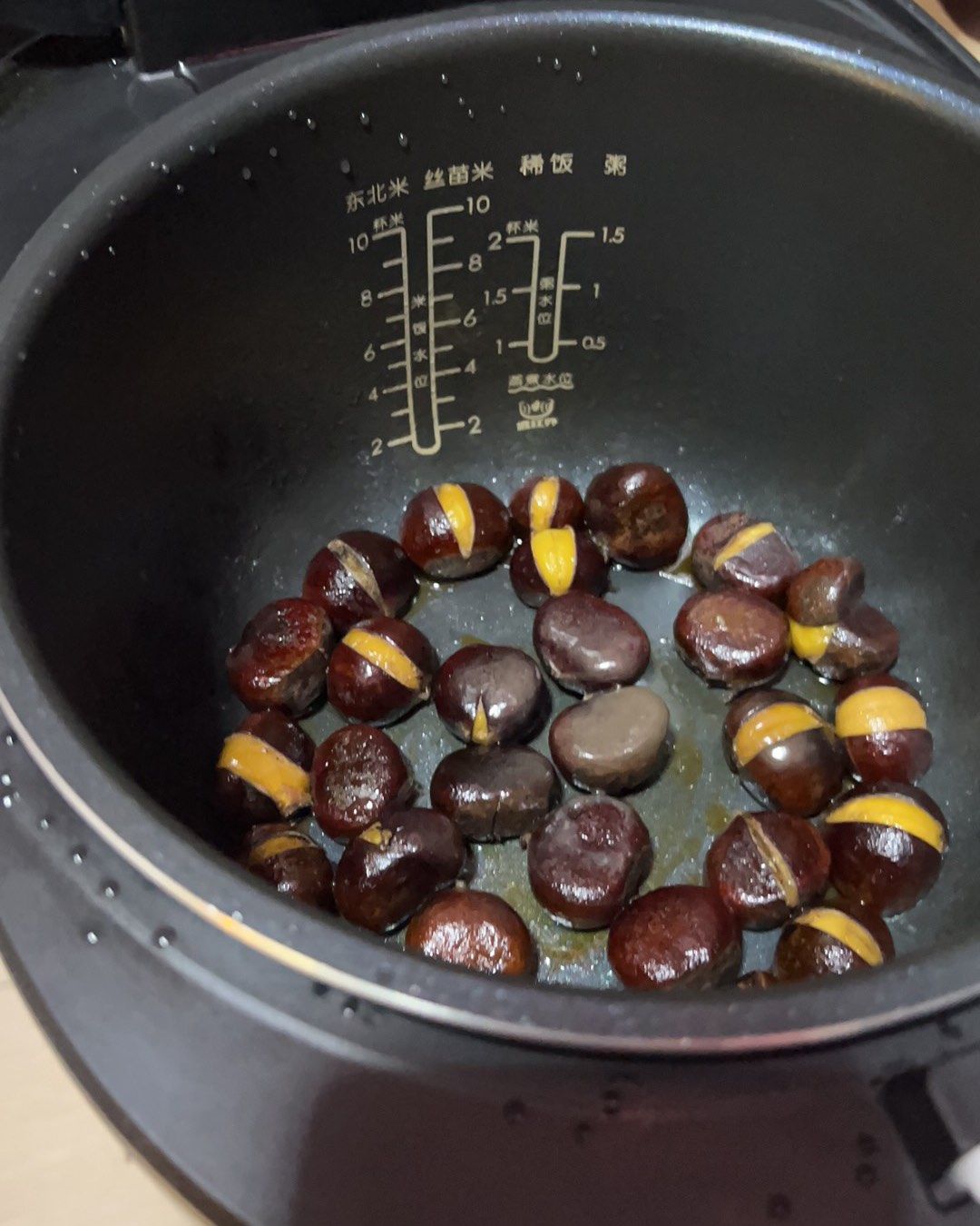 栗子功效（摘自百度百科）：富含淀粉外，尚含单糖与双糖、胡萝卜