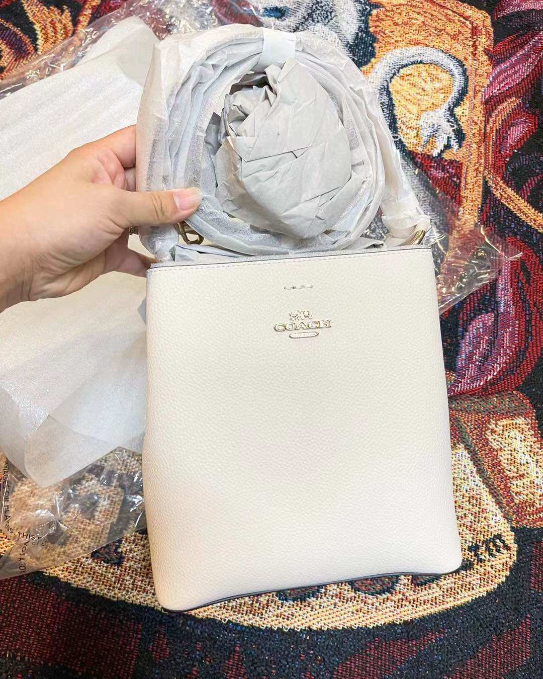 我的小白coach开箱了，是不是很漂亮的包包，这款包包是co
