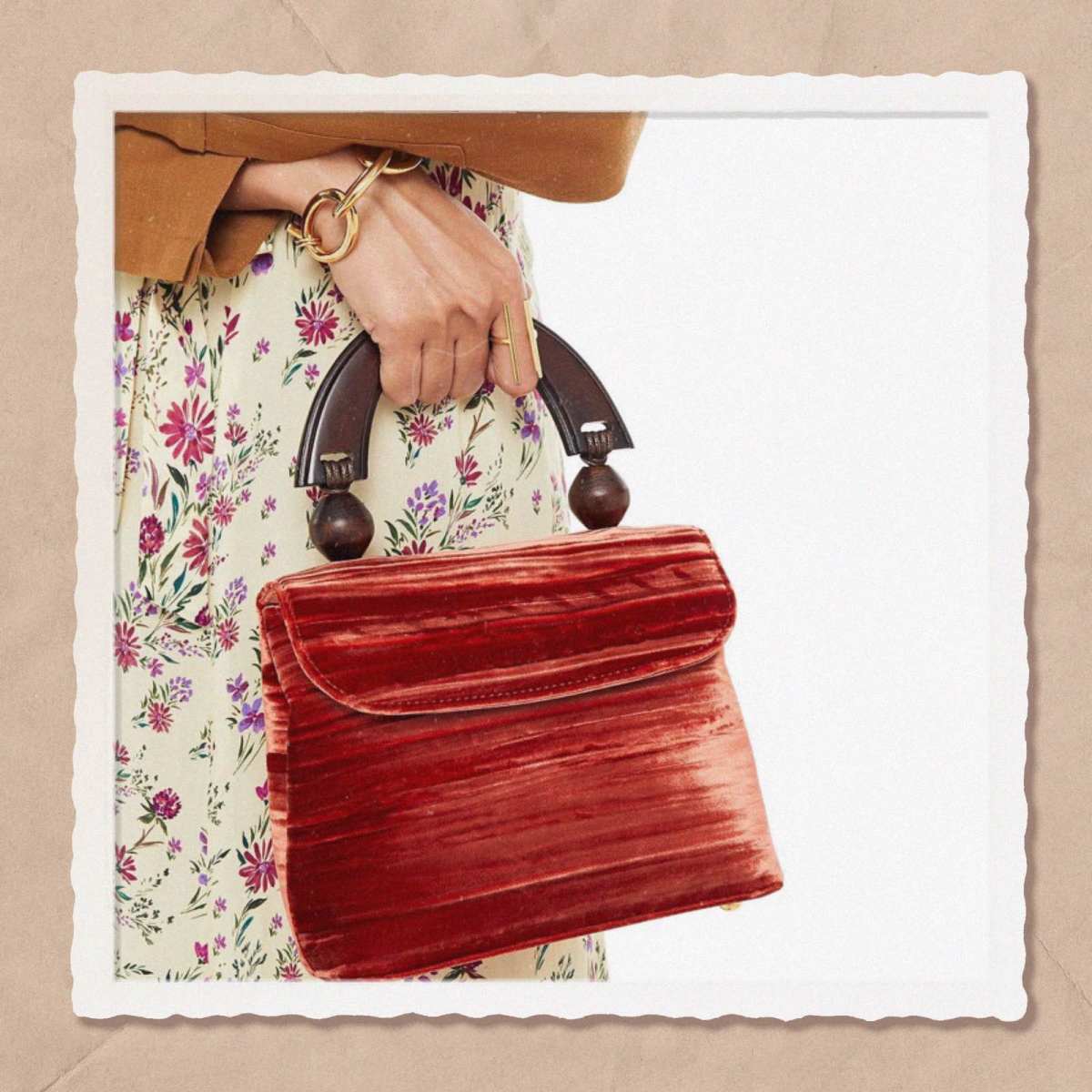 👉🏻 By far红丝绒款两用小包，复古又高级美到炸街。