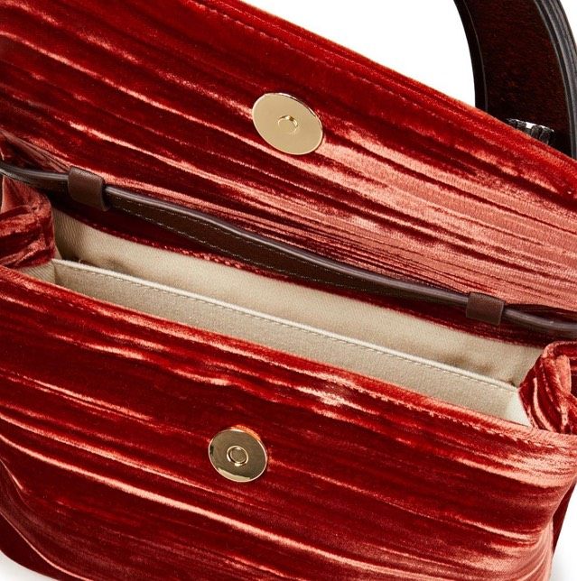 👉🏻 By far红丝绒款两用小包，复古又高级美到炸街。