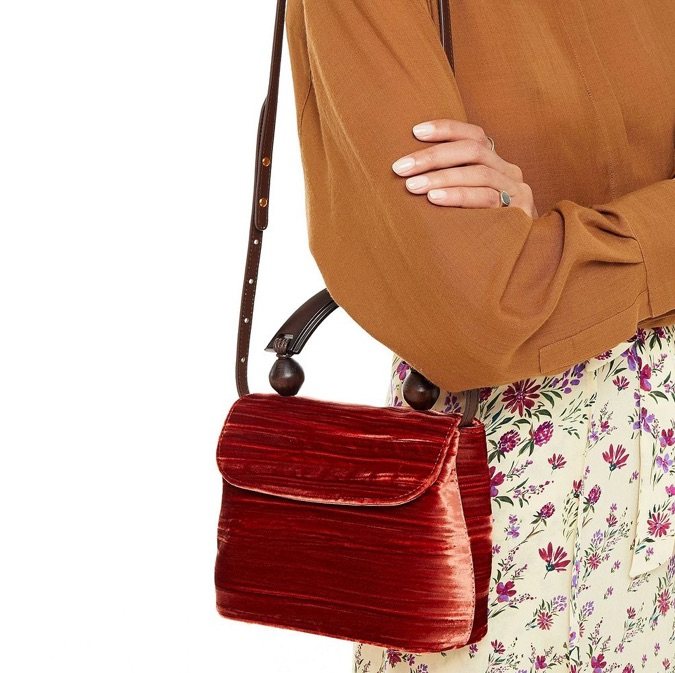 👉🏻 By far红丝绒款两用小包，复古又高级美到炸街。