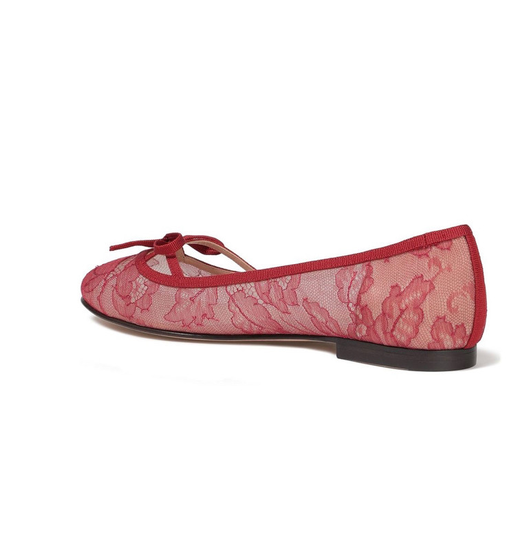 👉🏻华伦天奴蝴蝶结花边芭蕾舞平底鞋，蕾丝设计也太美啦。 