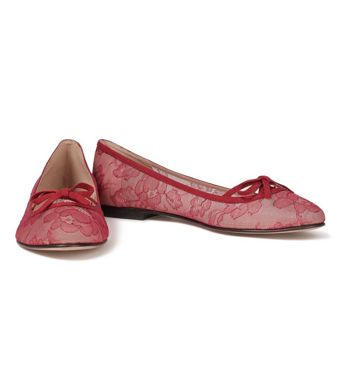 👉🏻华伦天奴蝴蝶结花边芭蕾舞平底鞋，蕾丝设计也太美啦。 