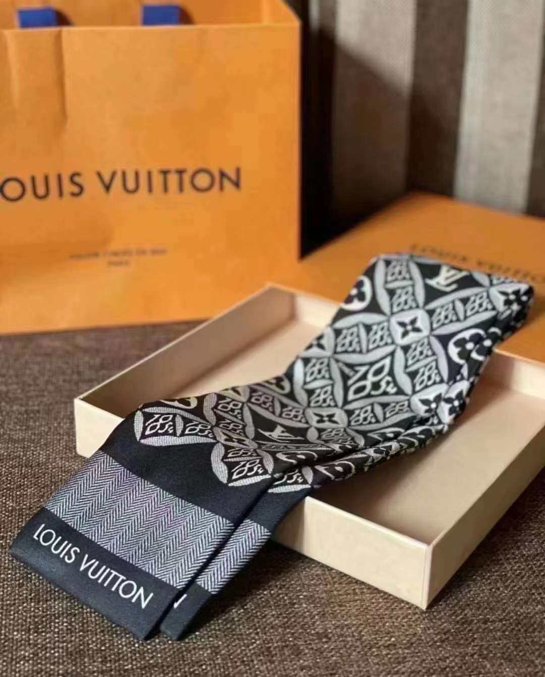 国内现货  LV 大爆款小丝巾 twilly束发带 多种用途