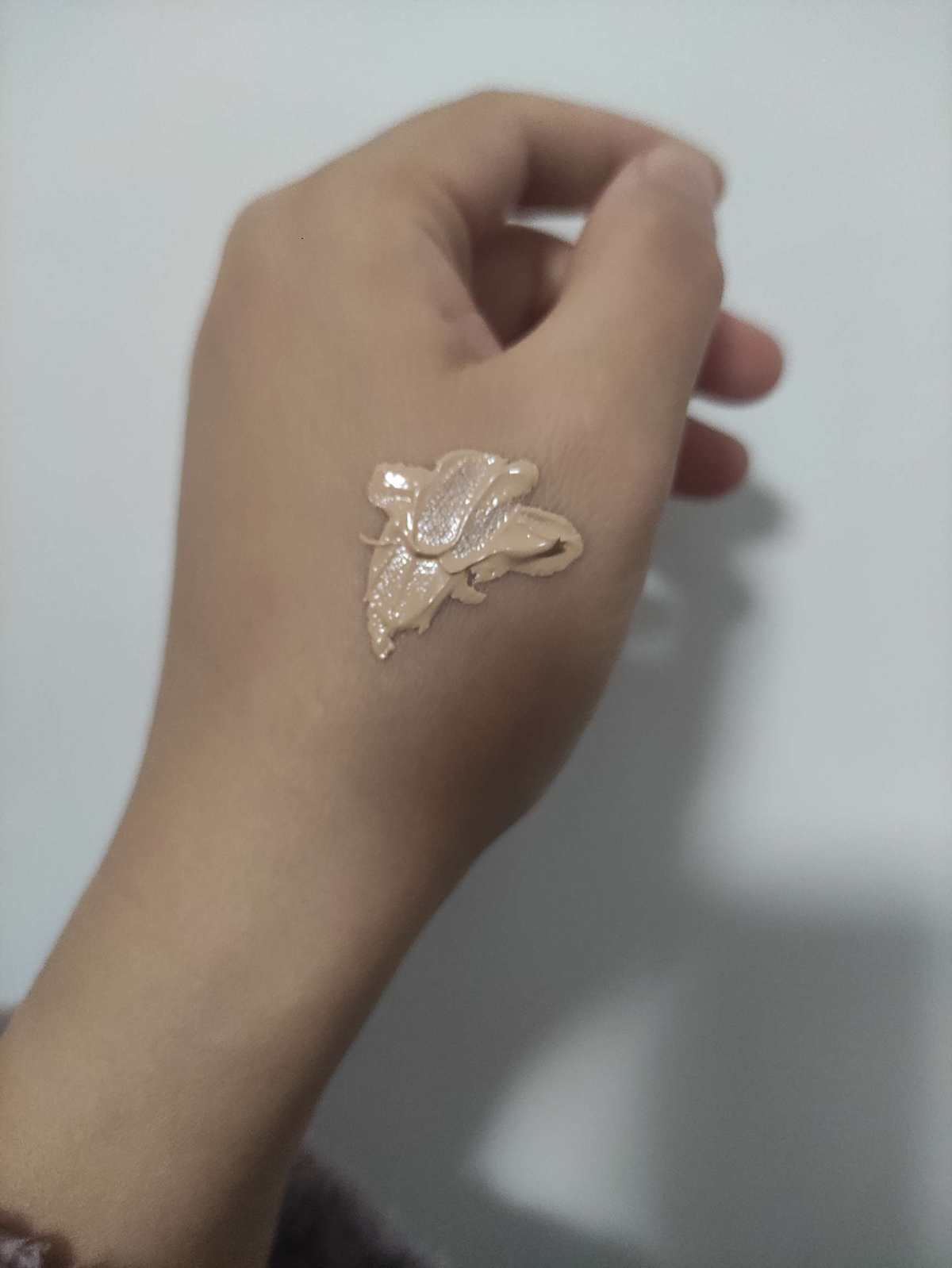 品牌:RMK水凝粉底霜 国籍:日本 适用肤质:干皮微瑕，不是