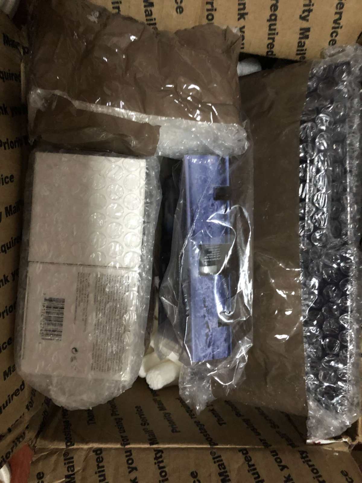 没看错，是吉时5月的包裹～图四的箱子被压的不成样子了，看出来
