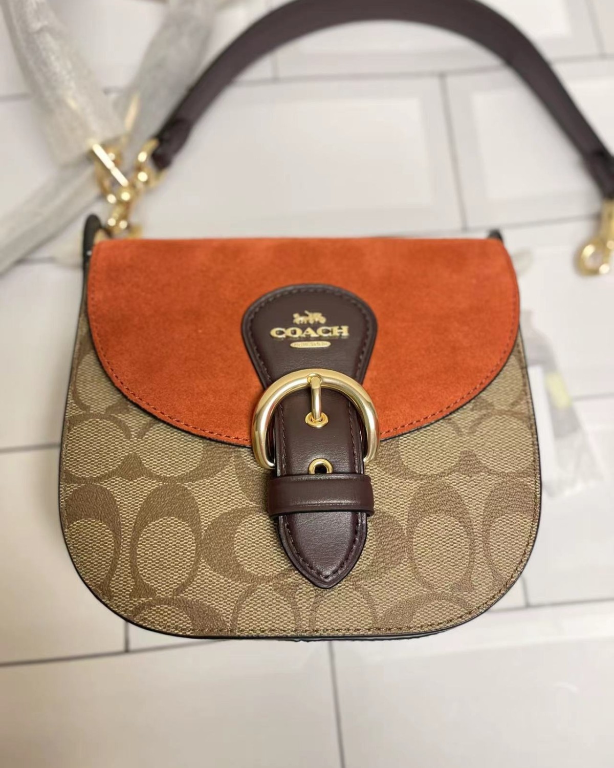 这款马鞍包超级给你们，真的太好看了！设计复古圆弧扣环，配色真