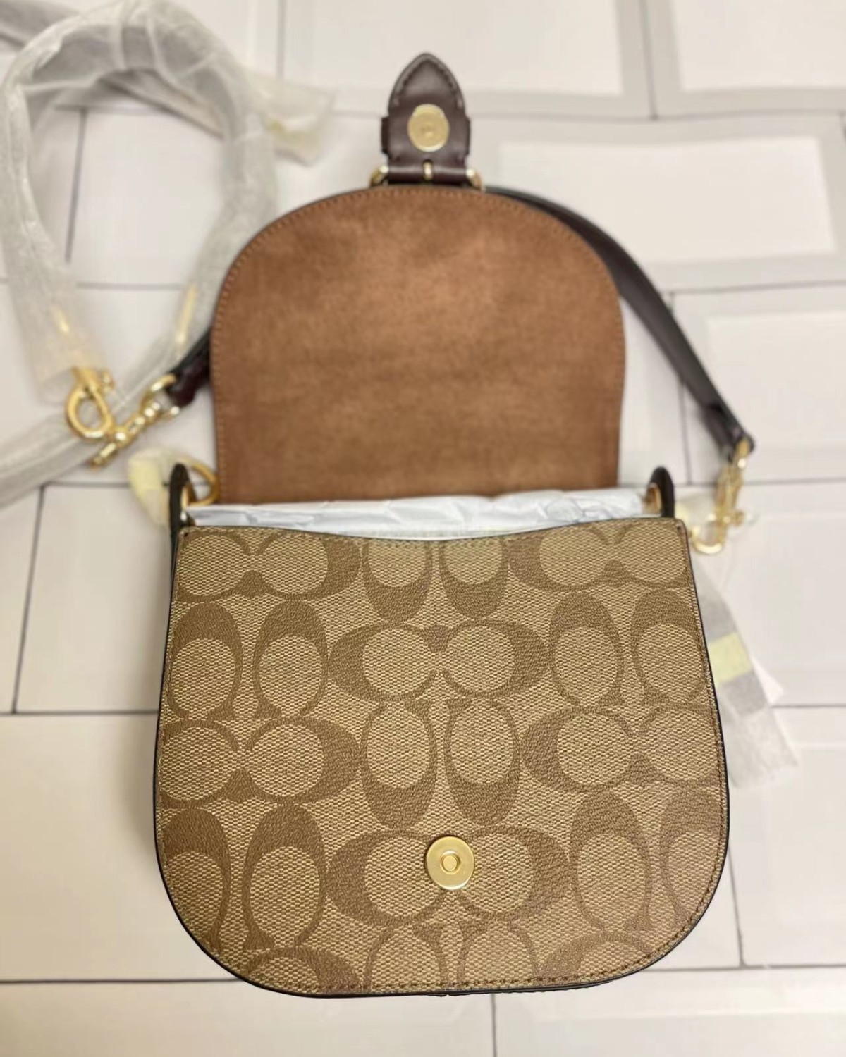 这款马鞍包超级给你们，真的太好看了！设计复古圆弧扣环，配色真