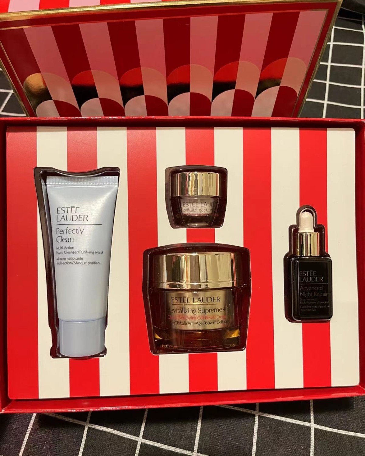 雅诗兰黛智妍面霜套装四件套，今年的圣诞款，果断将它拿下了！ 