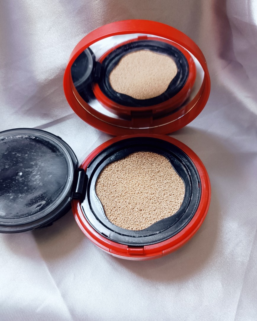 资生堂的花瓣气垫是我之前中国香港买的，买的还是限定版的包装！