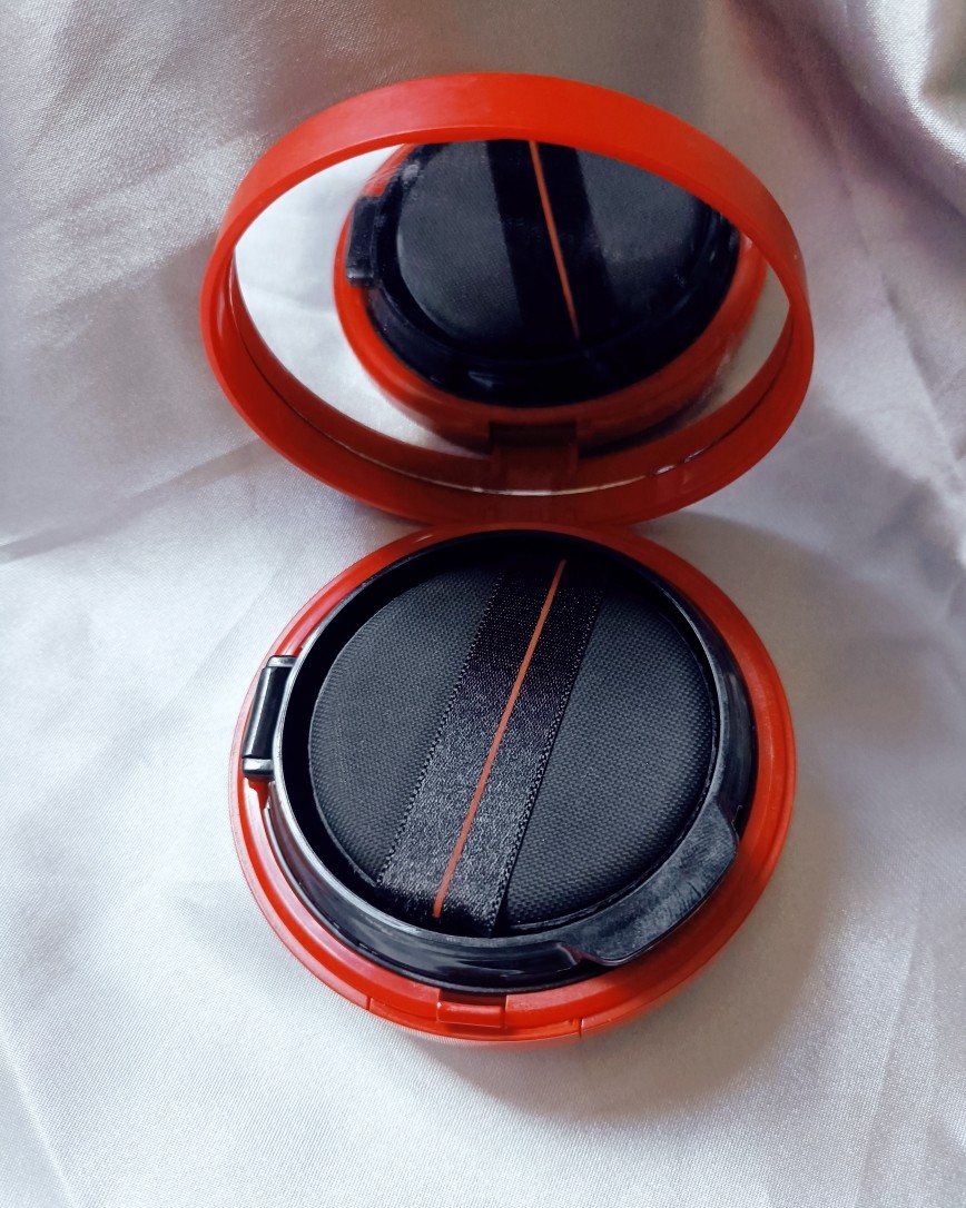 资生堂的花瓣气垫是我之前中国香港买的，买的还是限定版的包装！