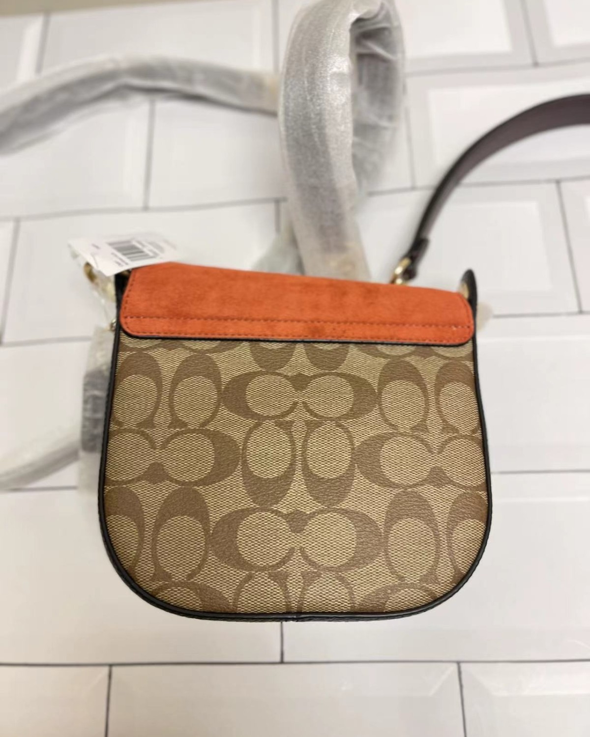 这款马鞍包超级给你们，真的太好看了！设计复古圆弧扣环，配色真