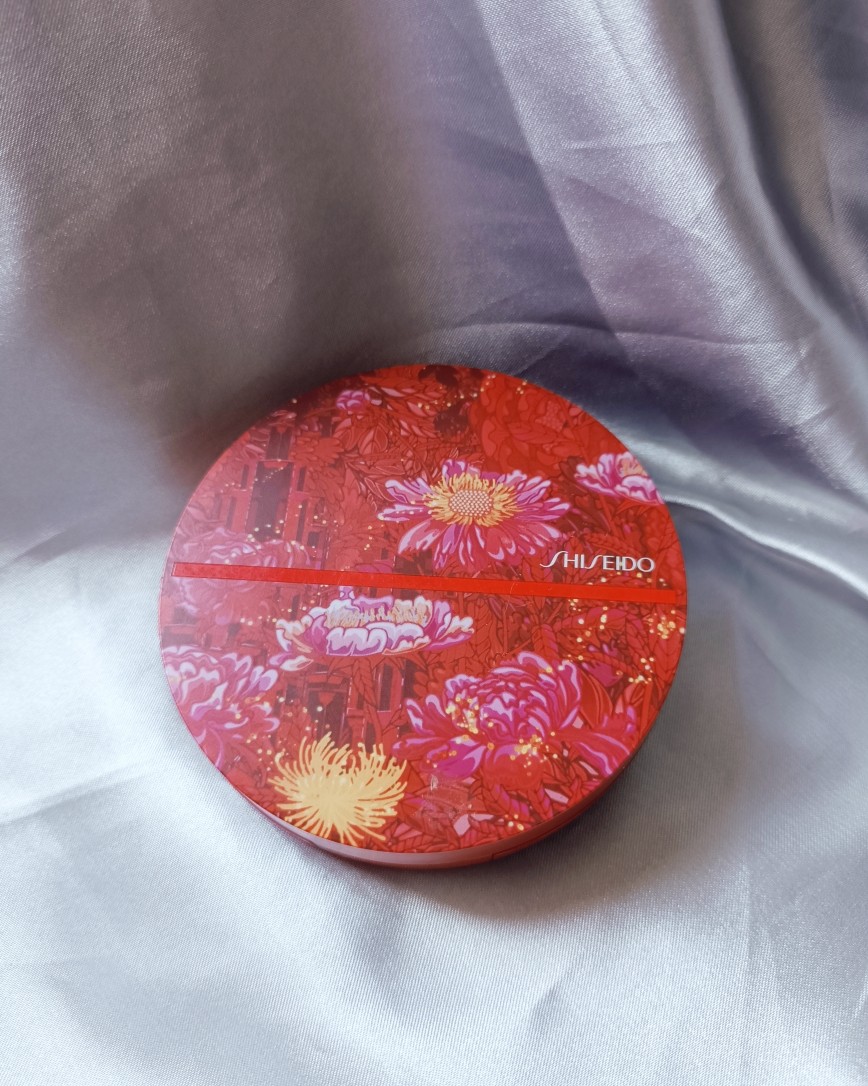 资生堂的花瓣气垫是我之前中国香港买的，买的还是限定版的包装！