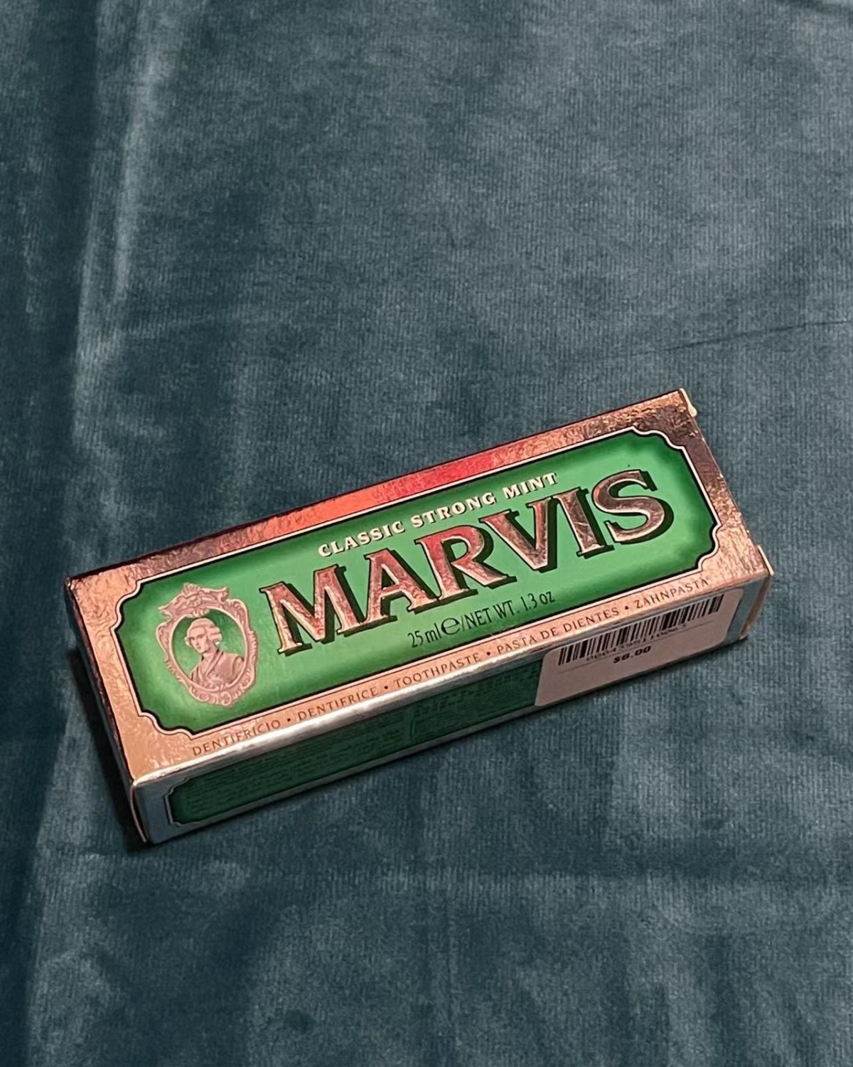 第一次接触这款牙膏，它的外观高贵典雅的铝罐包装六边形的盖子很