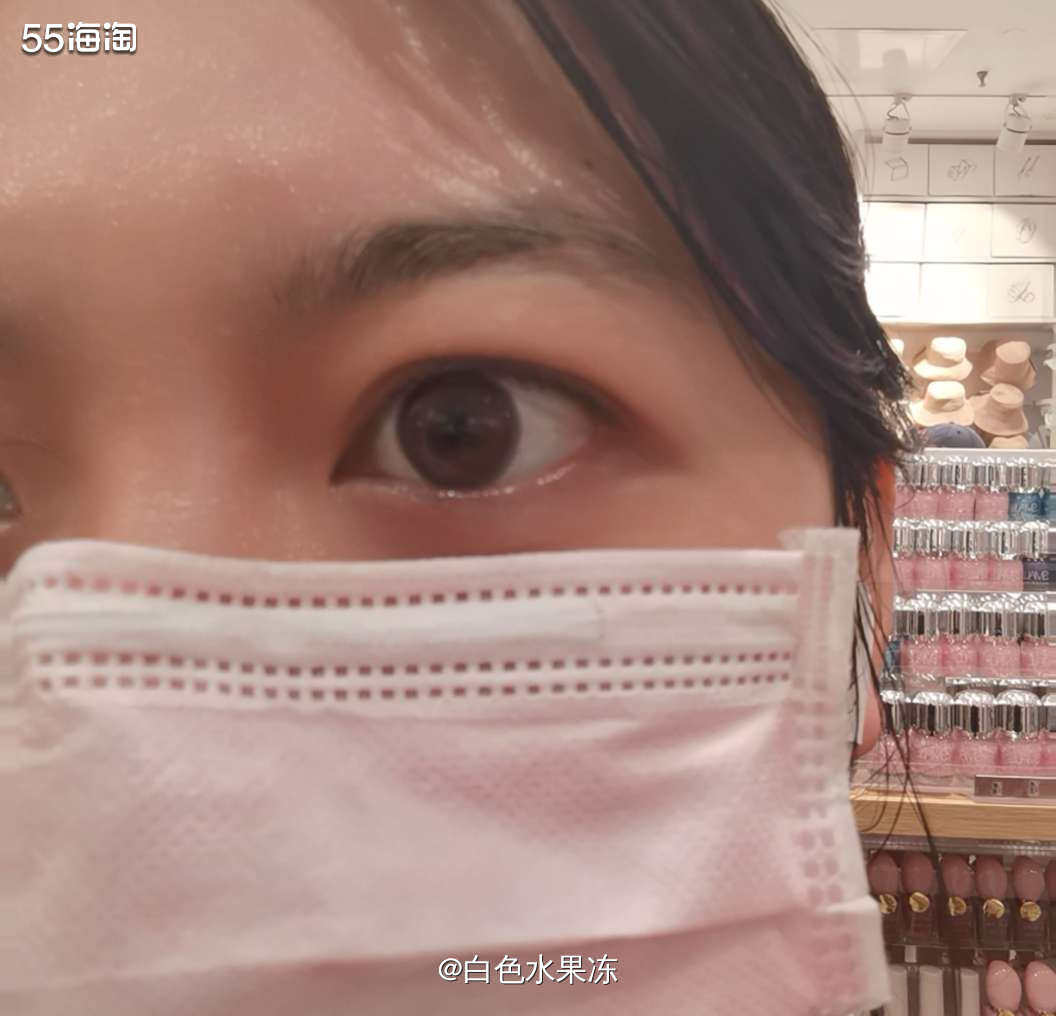 🌸我选的颜色是盈盈靛棕。 我在镜子前自拍了好多张，然后自己