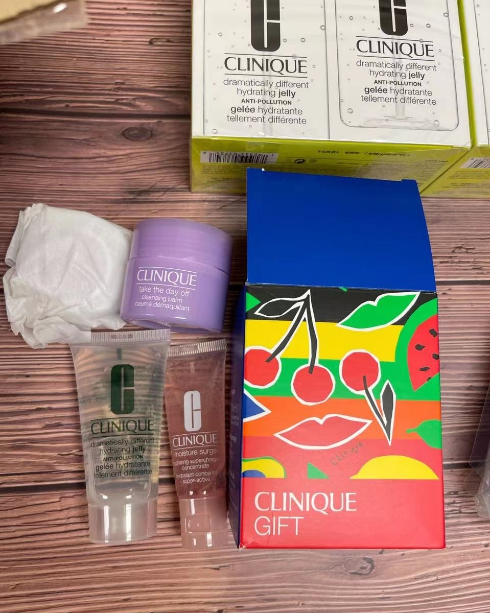 这款倩碧分为有油和**两款，它的颜值真的吸引到我了! e  