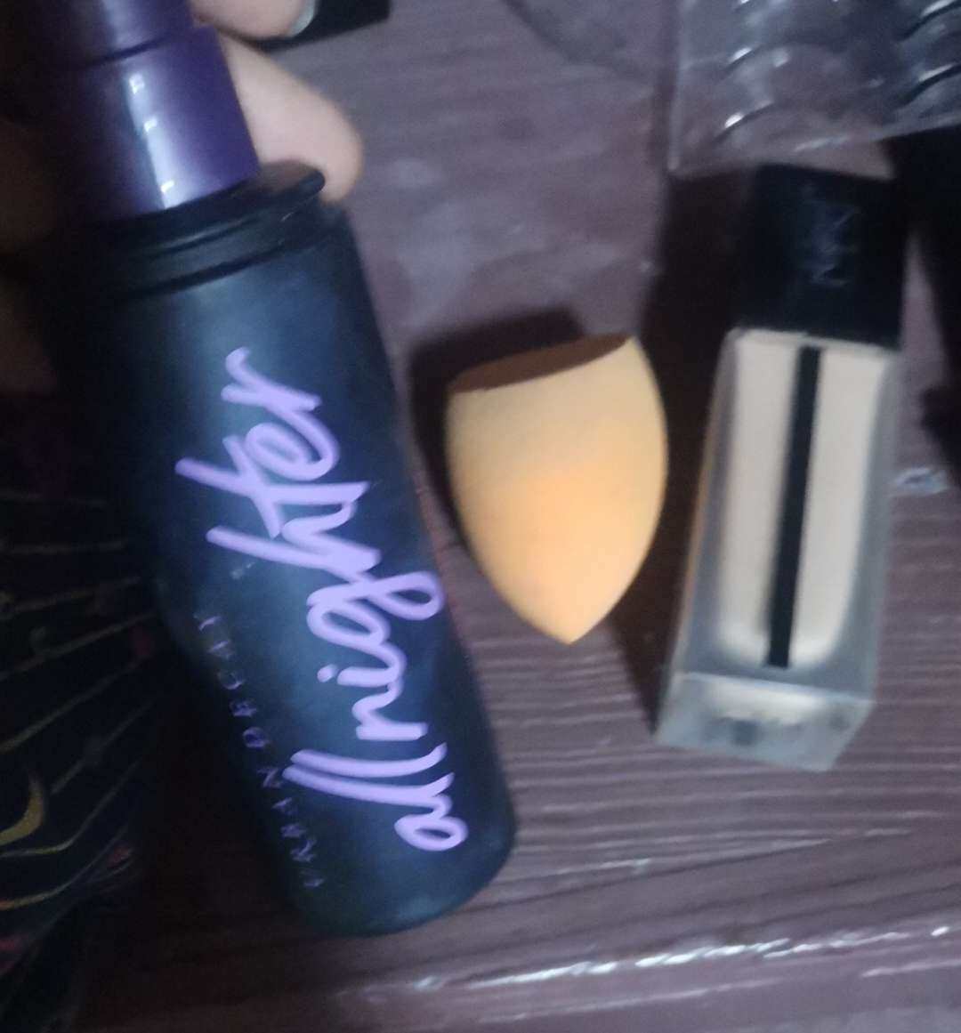这款粉底液晚上风很大，但是没垮，如果实在要说什么人不适合，北