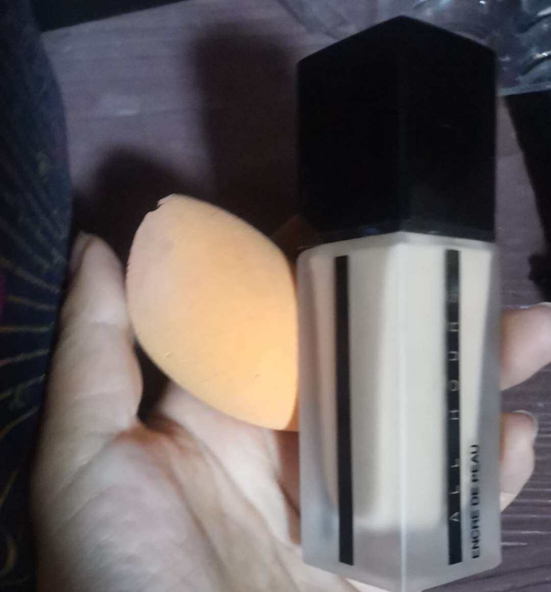 这款粉底液晚上风很大，但是没垮，如果实在要说什么人不适合，北