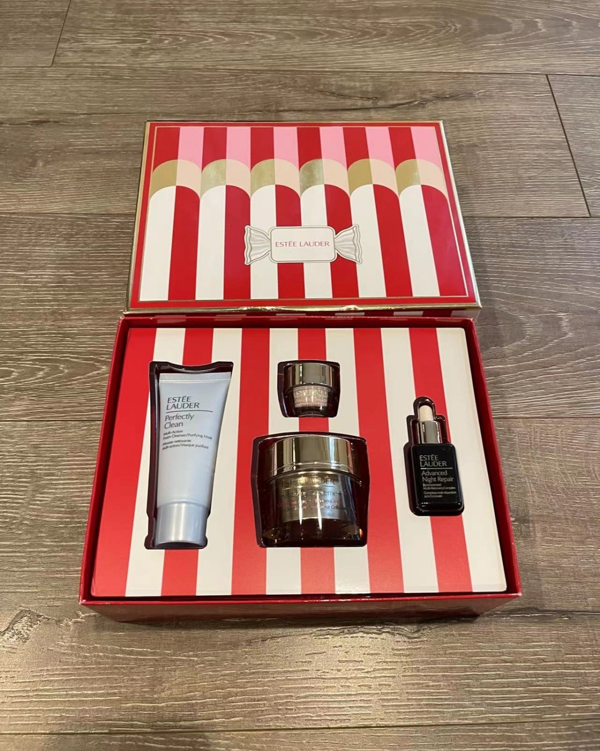 雅诗兰黛每年都有限定的智妍套装，真的很好👏👏👏  首先