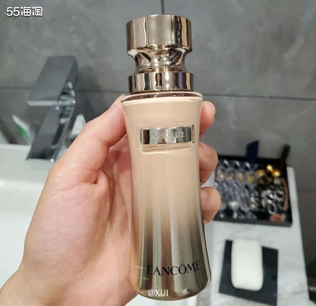 当初入了兰蔻的持妆粉底液试用装，在我脸上又显毛孔又粗糙浮粉让