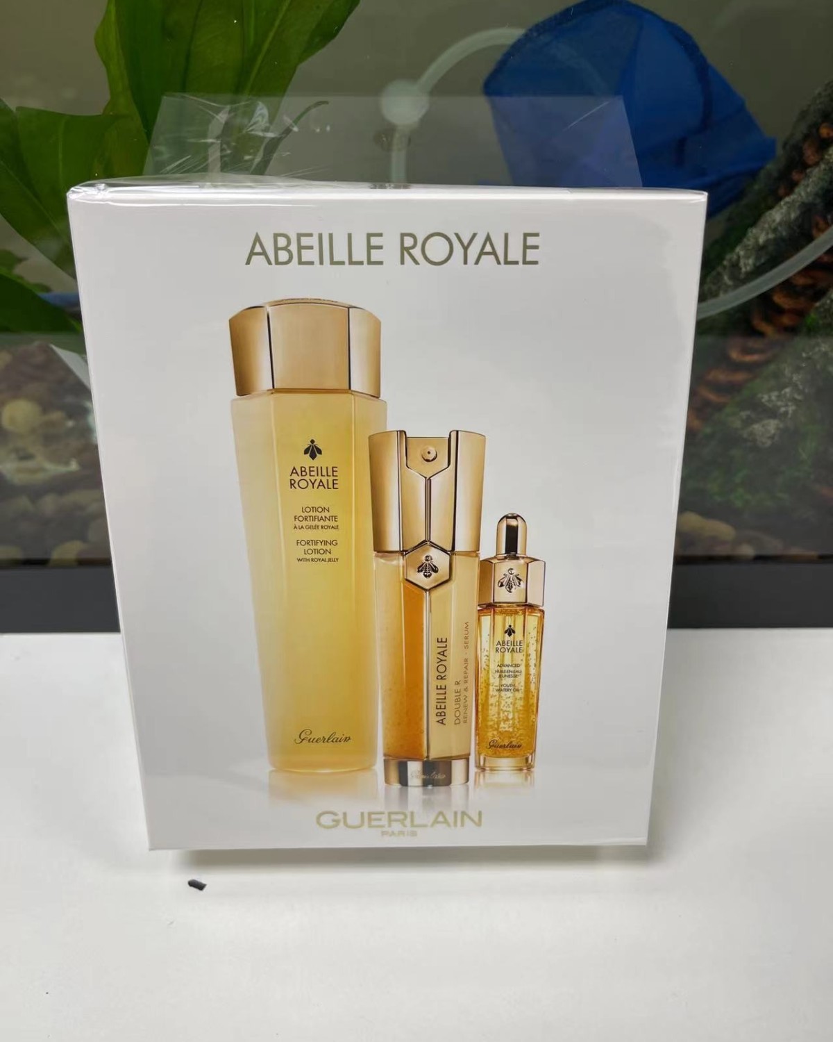 先说说这款精华水,主打修复,透亮，抗初老，质地清透， 透流动