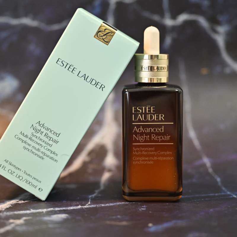 本人用的是悦薇水乳，和雅诗兰黛小棕瓶精华和眼霜，还有雅诗兰黛