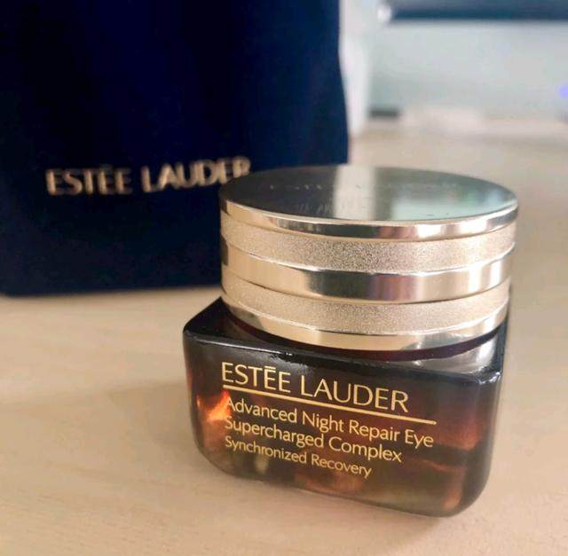 本人用的是悦薇水乳，和雅诗兰黛小棕瓶精华和眼霜，还有雅诗兰黛