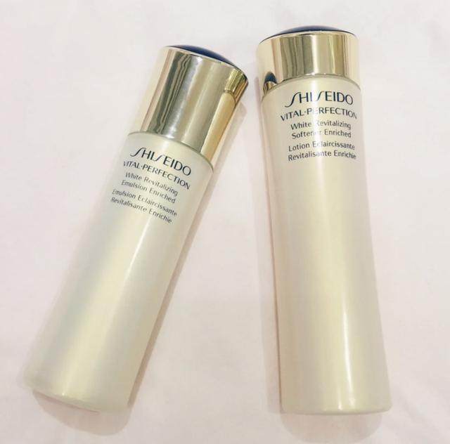 本人用的是悦薇水乳，和雅诗兰黛小棕瓶精华和眼霜，还有雅诗兰黛