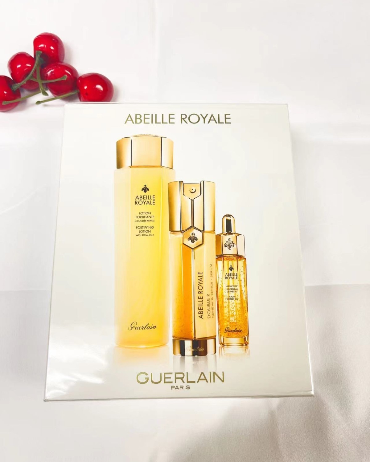 娇兰三件套里边包含：娇兰蜂资水，复原蜜，双管精华  精粹水比