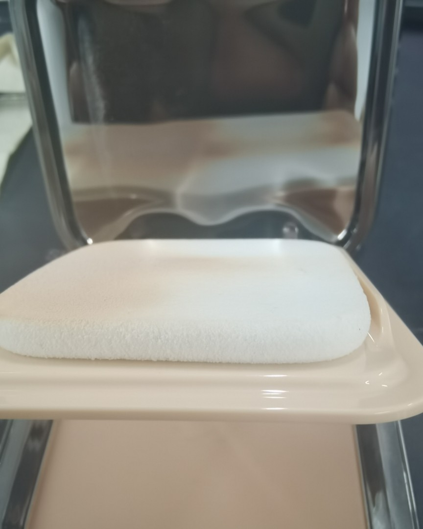 😬这个是我背包常年带着的小粉饼，很小巧，里面也有镜子，带着