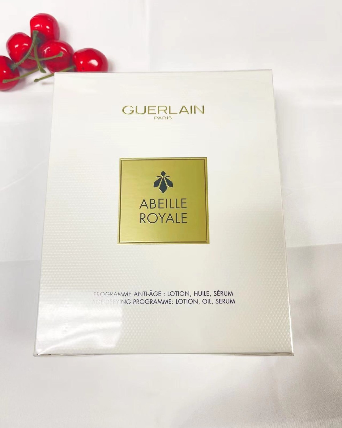 娇兰三件套里边包含：娇兰蜂资水，复原蜜，双管精华  精粹水比