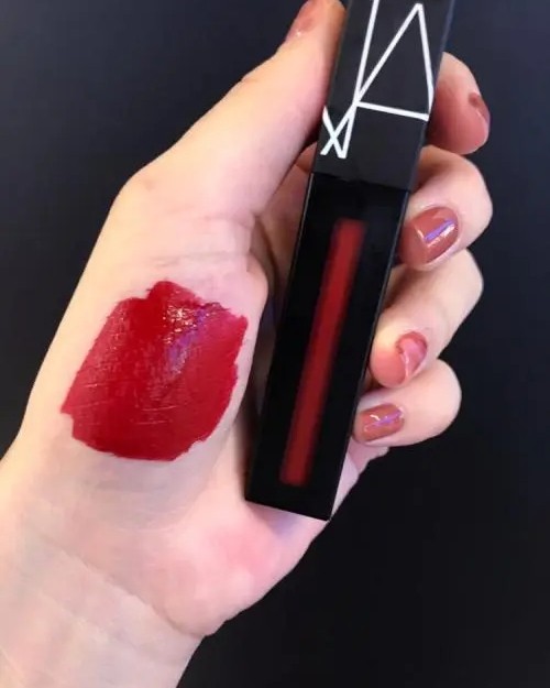 ⭕NARS的哑光唇釉真的是太绝了，这个系列的唇釉质感都很轻薄